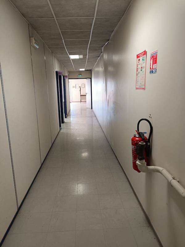 bureaux à louer disponibilité immédiate grande surface nombreux stationnements proche axes routiers avec belles prestations