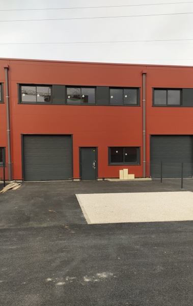 location grand local industriel artisanal mixte à la garde au coeur de la zone d'activités parkings bureau porte sectionnelle 