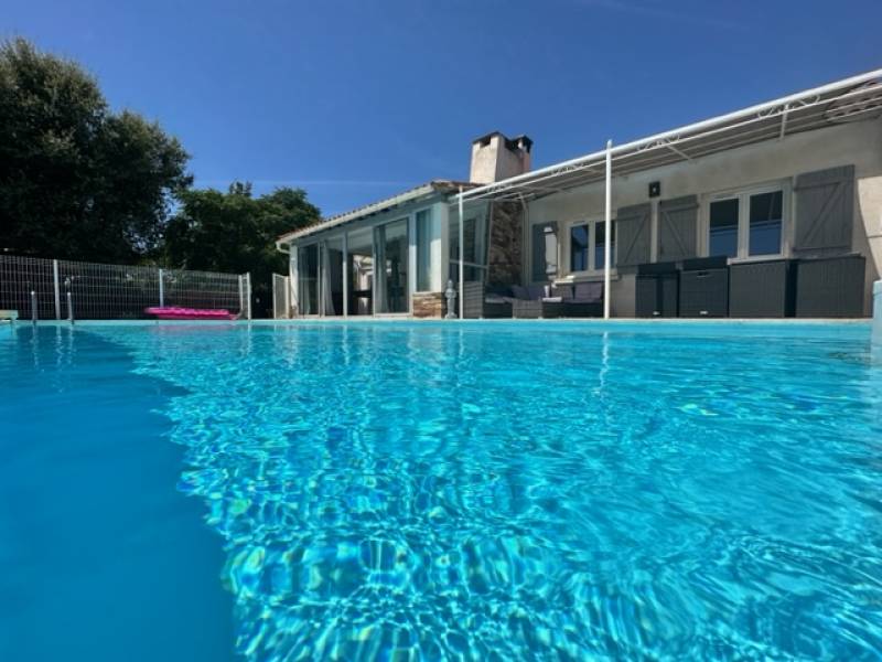 Charmante maison de plain-pied clefs en mains avec beau terrain plat - annexes et piscine à vendre à La Crau