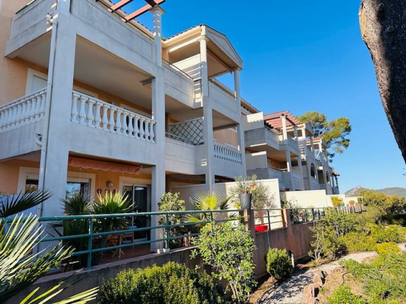 appartement 3 pièces avec terrasse garage et vue mer à vendre à hyères sud var
