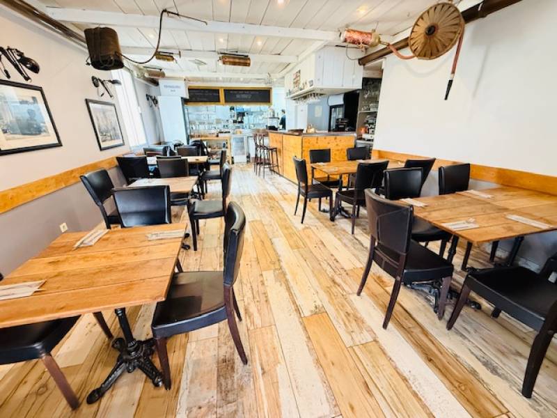 Salle de restaurant à vendre à Six-Fours-les-Plages avec mobilier bois et ambiance chaleureuse - New Style Immo