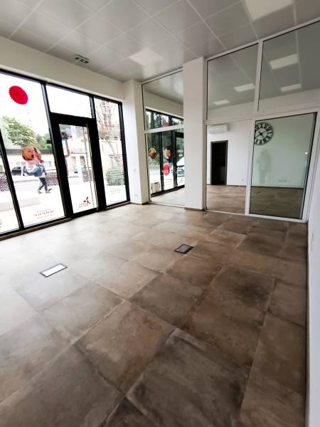 vente local commercial la valette du var dans quartier dynamique avec grande vitrine et parking