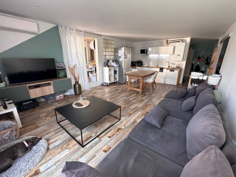 vente appartement 3 pièces avec terrasse parkings climatisation cuisine moderne à la seyne sur mer