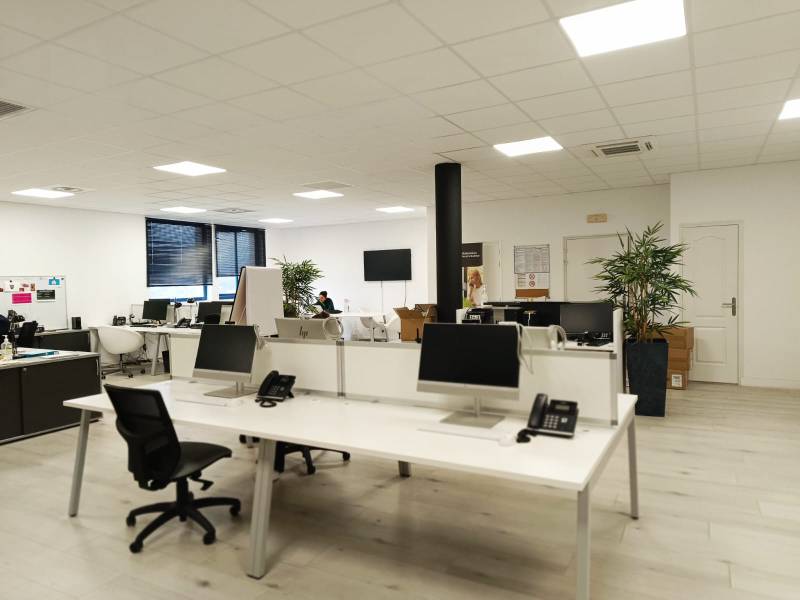 vente local commercial e-avec nombreux parkings à six fours les plages dans zone d'acitivités commerciales agence immobilière new style immo