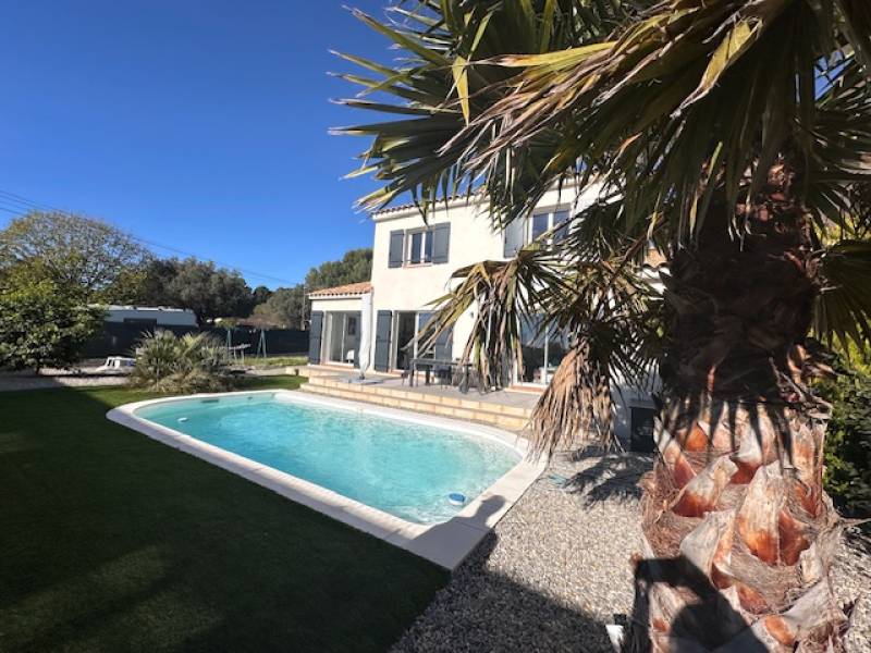 maison moderne à vendre à toulon ouest 1 chambre de plain-pied climatisation piscine garage