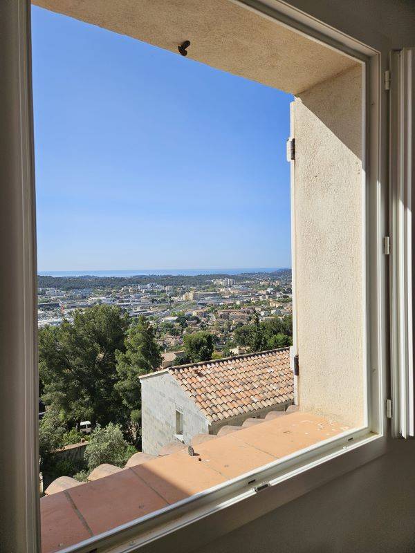 Studio avec vue mer exceptionnelle – Idéal investisseur ou pied-à-terre à vendre à La Valette-du-Var