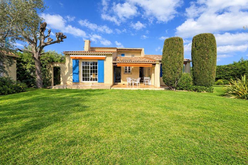 charmante maison familiale à vendre avec terrain plat piscine garage chambres de plain pied quartier janas à la seyne 