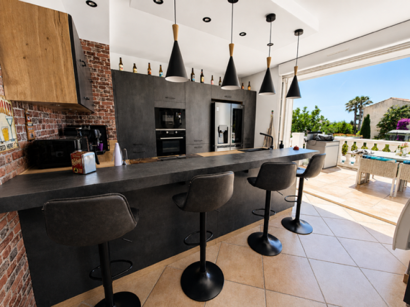 grande maison de qualité à vendre à six fours les plages quartier résidentiel proche commerces et écoles piscine clim 7 chambres sous-sol appart indépendant new style immo