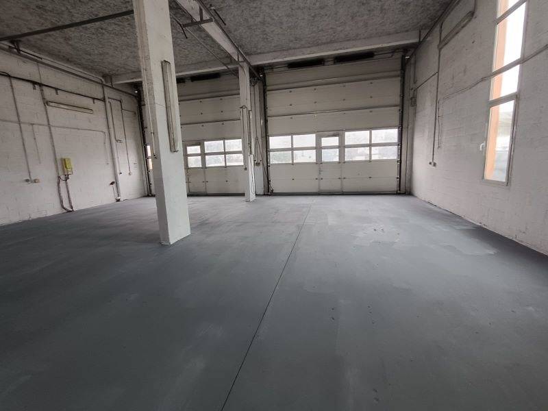 Local professionnel avec portes sectionnelles zone d'activités les playes à louer à la seyne sur mer